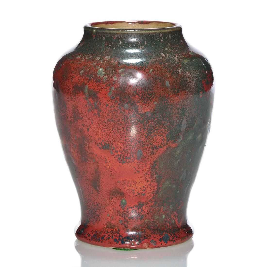 This Dedham Pottery oxblood vase, standing just 5⅜in tall, earned $2,400 plus the buyer’s premium in June 2018. Image courtesy of Humler & Nolan and LiveAuctioneers.