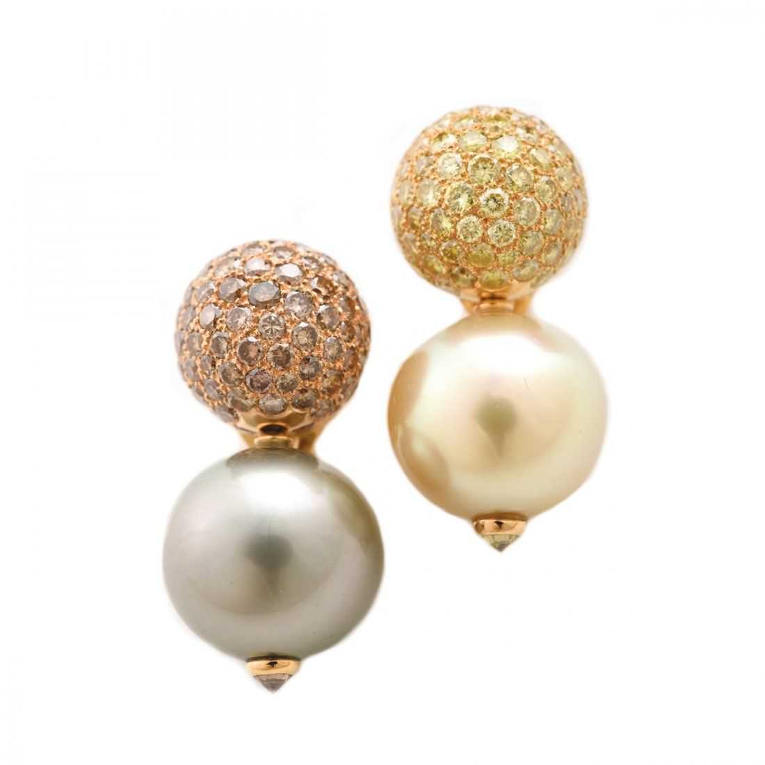 A pair of Chanel Day into Night diamond and cultured pearl earrings performed just above its $4,000-$6,000 estimate when it sold for $4,750 plus the buyer’s premium in December 2018. Image courtesy of Michaan’s Auctions and LiveAuctioneers.