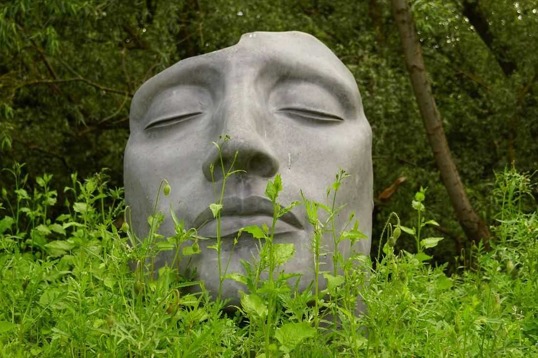 A striking and large stone garden sculpture of a mask earned €4,200 ($4,515) plus the buyer’s premium in June 2021. Image courtesy of Sheppard’s Irish Auction House and LiveAuctioneers.
